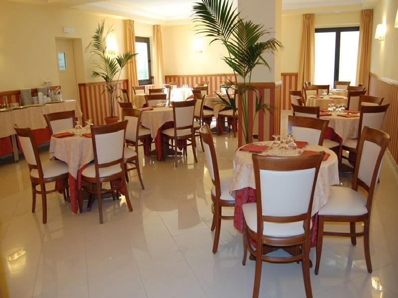 Hotel Joyfull Naples Restaurant photo